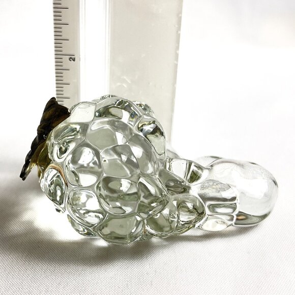 Clear Glass Grapes Sculpture Brass Leaf Mid-Century Modern Vintage Paperweight - Picture 9 of 10